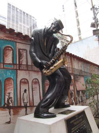 Estátua de Pixinguinha na Travessa do Ouvidor, Rio de Janeiro, em frente ao bar do qual era freguês.